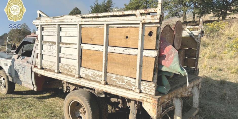 Camioneta en la que Israel “N” presuntamente cargaba troncos ilegales.