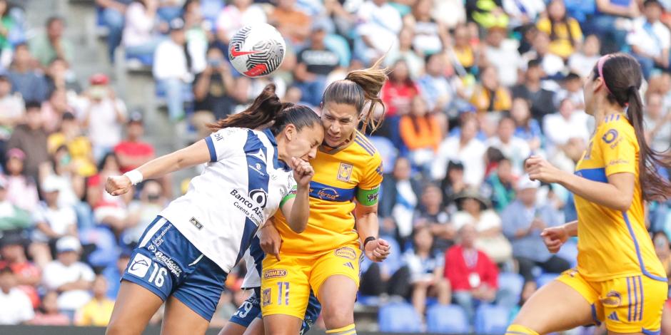 Momento exacto del choque de cabezas entre Nayeli Rangel y Dulce Martínez durante el juego de la Fecha 13 de la Liga MX Femenil entre Tigres y Puebla.