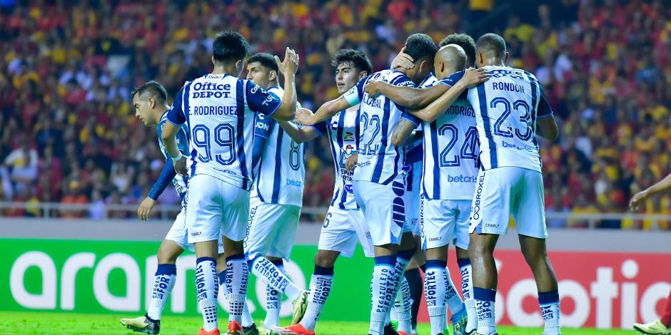 Futbolistas del Pachuca celebran uno de sus goles contra el Herediano en la ida de cuartos de final de la Concachampions 2024.