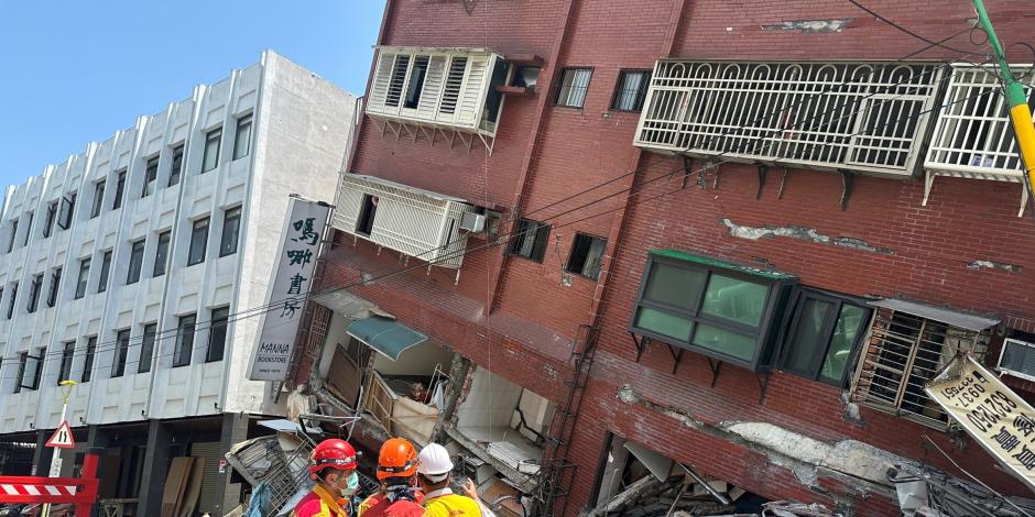 Bomberos trabajan en el lugar donde colapsó un edificio, ayer en Hualien.