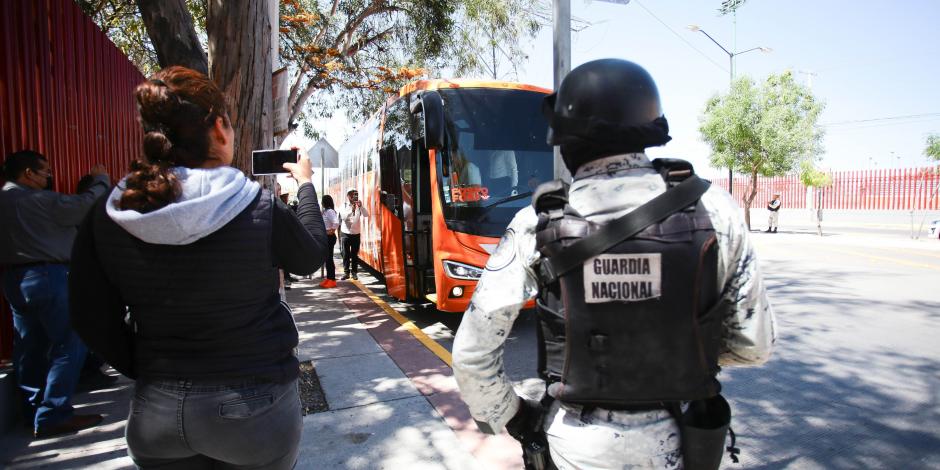 Elementos de la Guardia Nacional resguardan los sitios donde asistió Jorge Álvarez Máynez en Guanajuato, ayer.