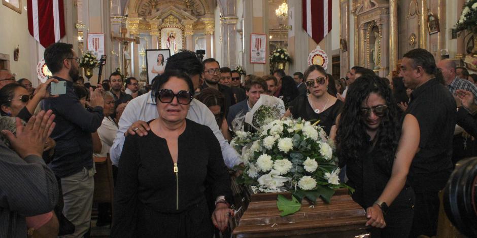 Familiares y amigos de Gisela Gaytán durante la misa de cuerpo presente, ayer.