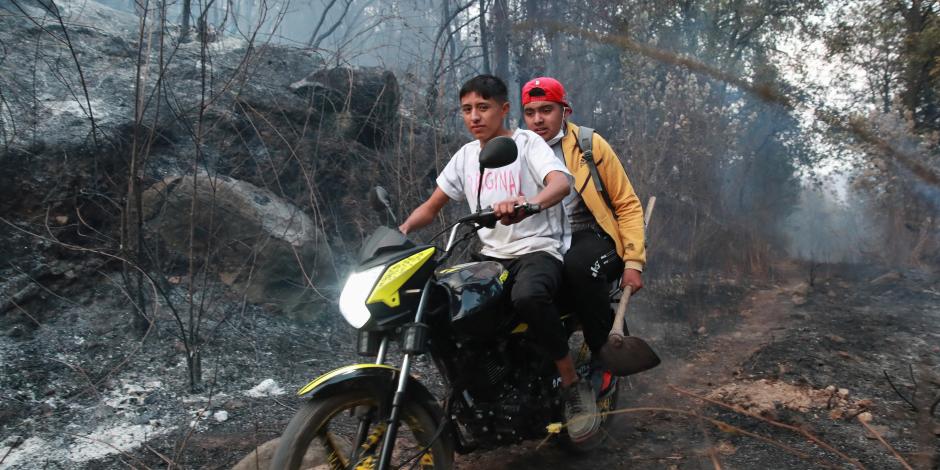 Habitantes de Santiago Tepaxtlaco apoyan para extinguir incendio.