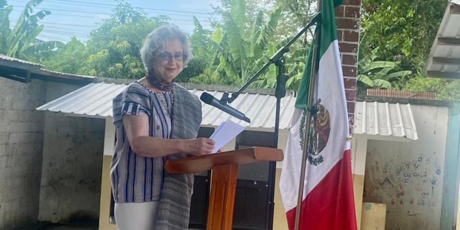 Declaran persona non grata a embajadora de México en Ecuador.