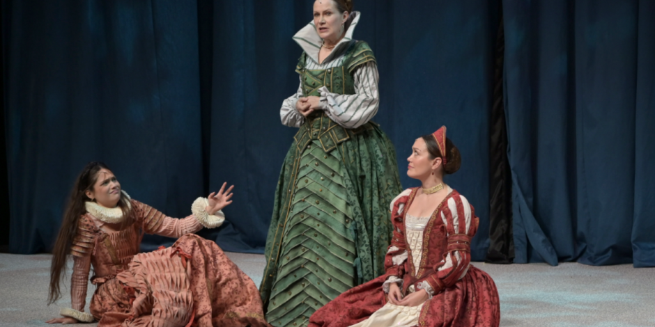 La reina Esmeralda y sus dos hijas, en una de las escenas.