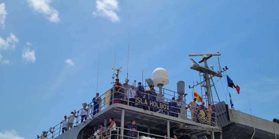 El buque Isla Holbox, tras arribar a Puerto Progreso, Yucatán, ayer.