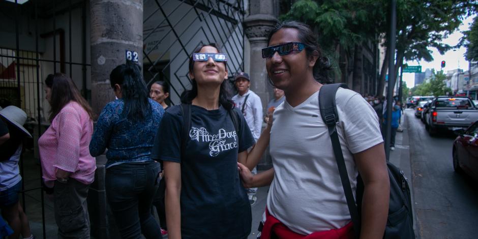 Capitalinos hicieron fila para comprar en el Museo del Policía los lentes especiales y avalados por la NASA para ver el eclipse solar, pero también había ambulantes ofertando gafas presuntamente con filtros especiales.