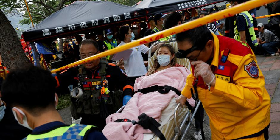 Una mujer herida es llevada a revisión médica tras su rescate, ayer en Hualien.