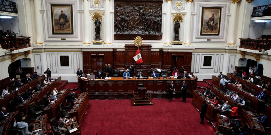Miembros del Congreso de Perú debaten la moción para acusar a Boluarte, ayer.