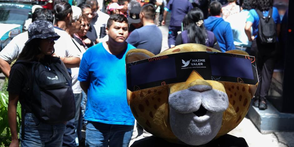 Capitalinos hicieron fila para comprar en el Museo del Policía los lentes especiales y avalados por la NASA para ver el eclipse solar, pero también había ambulantes ofertando gafas presuntamente con filtros especiales.