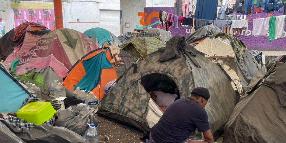 Campamento de migrantes en la plaza Giordano Bruno, en la CDMX, ayer.