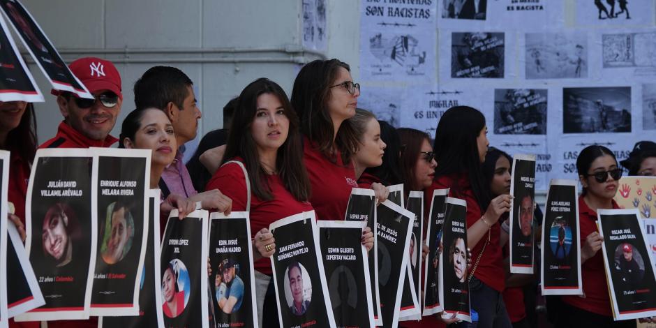 Integrantes del Imumi y de la organización Racismo MX se manifestaron en las inmediaciones del INM, ayer.
