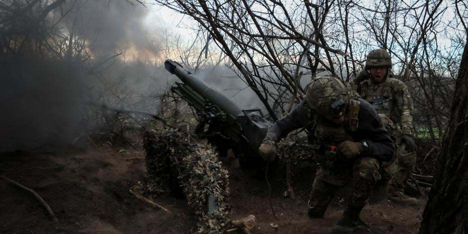 Militares disparan un obús hacia las tropas rusas,  en la región de Donetsk, Ucrania, ayer.*Esta columna expresa el punto de vista de su autor, no necesariamente de La Razón.