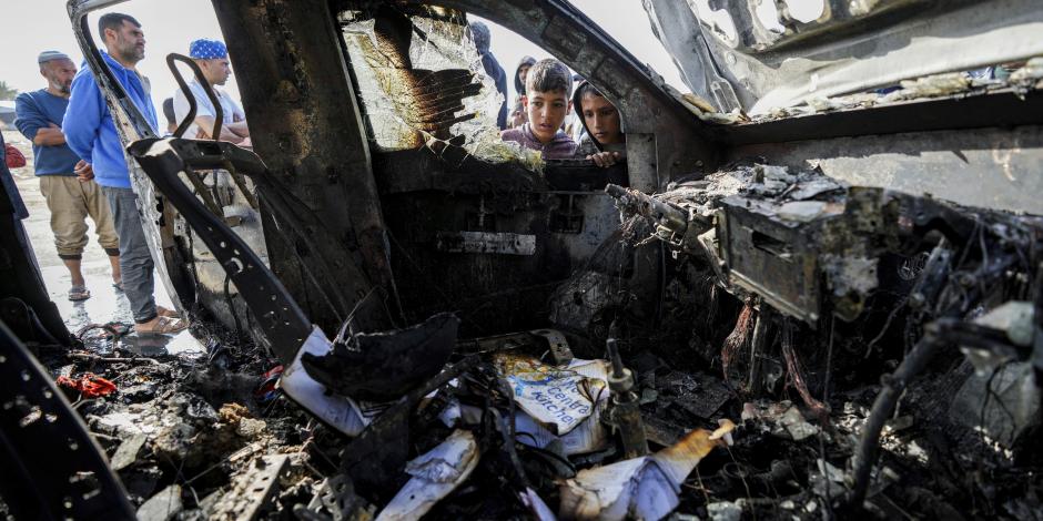 Pobladores ven uno de los vehículos donde fallecieron trabajadores de WCK, en Gaza, el pasado 2 de abril.