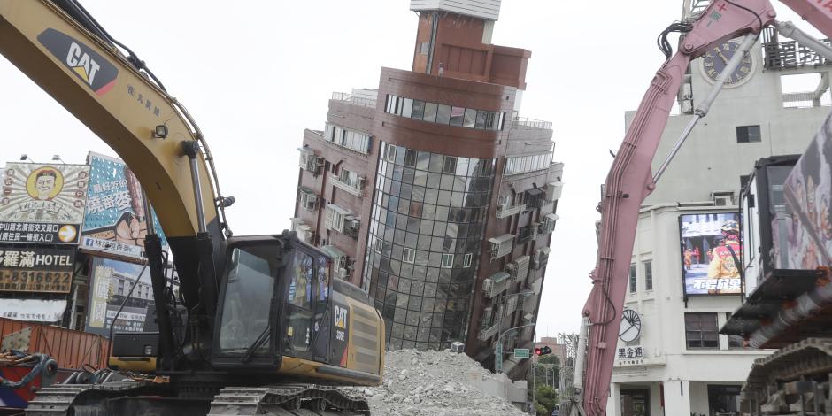 Equipos iniciaron la demolición de una torre que quedó dañada, ayer, en Taiwán.