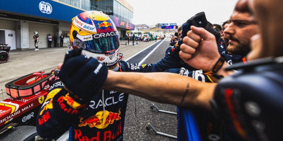 Checo Pérez festeja con miembros de Red Bull su segundo lugar en el GP de Japón de F1 2024