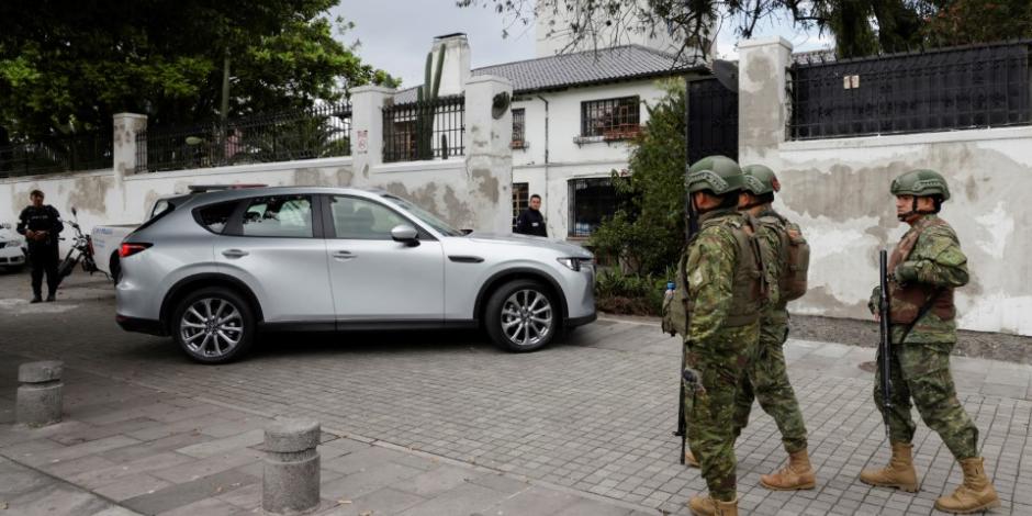 Soldados ecuatorianos frente a la Embajada de México en Quito.