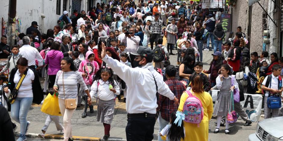 Elementos de seguridad vigilan las entradas de escuelas en Huixquilucan.