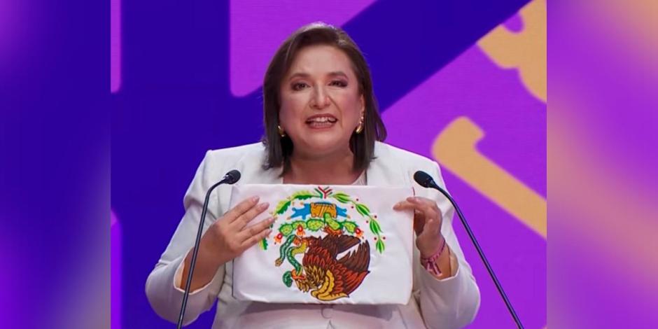 Con la bandera al revés, así cerró Xóchitl Gálvez su participación en el Primer Debate.