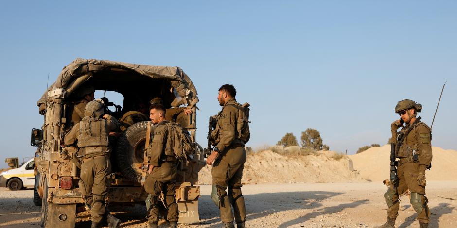 Soldados israelíes se preparan para entrar a Gaza, ayer.