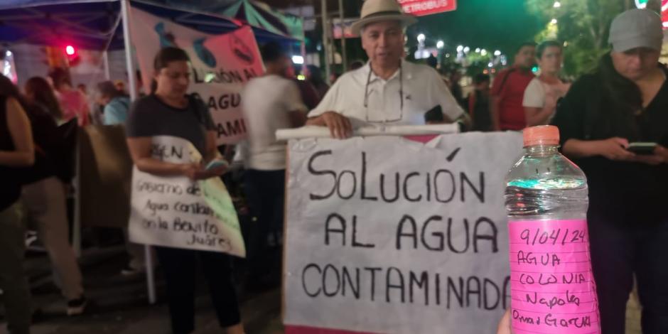 Protesta de vecinos de Benito Juárez para denunciar que reciben agua contaminada, ayer.