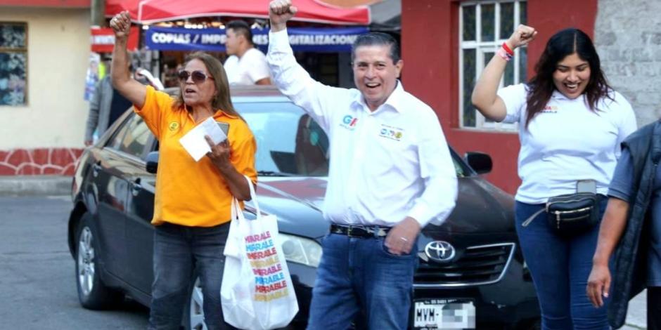 Camina el candidato de la Coalición Va X la Ciudad de México, por las calles de la colonia Ajusco.