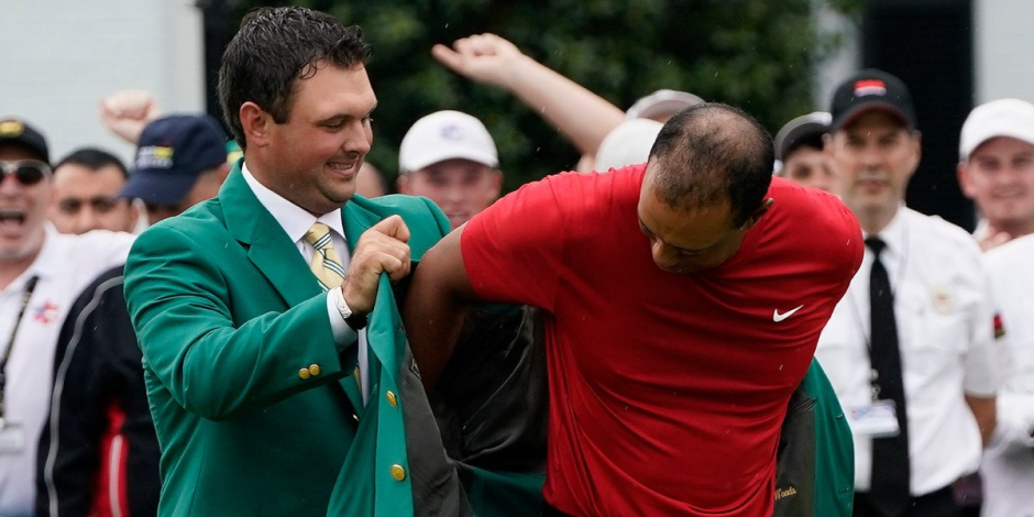 Tiger Woods recibe el Saco Verde del anterior ganador Patrick Reed en el Masters de Augusta 2019