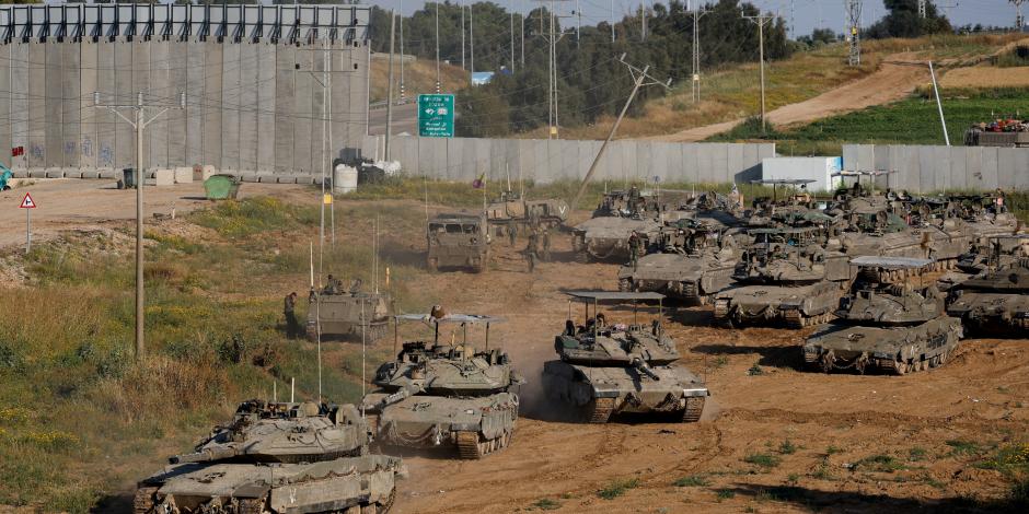 Efectivos israelíes realizan maniobras defensivas con tanques militares cerca de la Franja de Gaza, ayer.