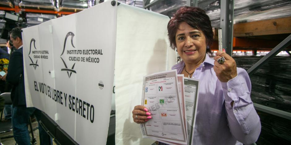 La presidenta del IECM, Patricia Avendaño, ayer, al mostrar el material electoral para la votación del 2 de junio.