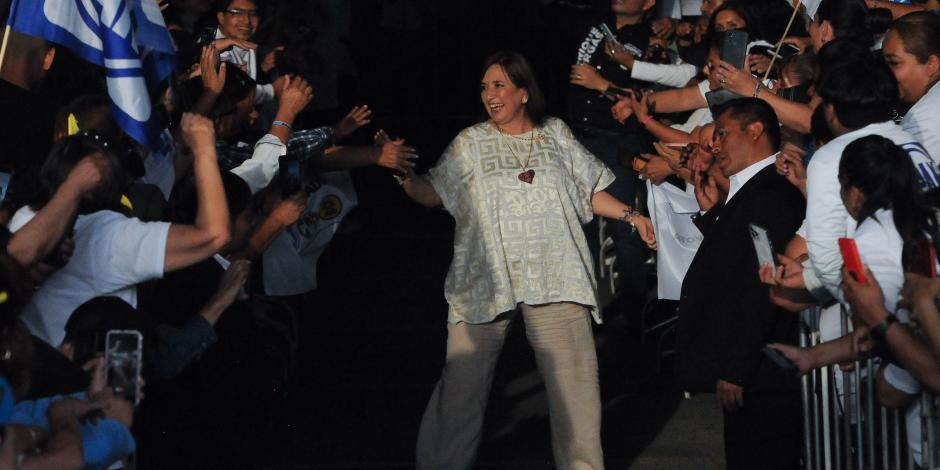 Xóchitl Gálvez, candidata de la coalición Fuerza y Corazón por México a la Presidencia de la República, saluda a simpatizantes ayer en Atizapán de Zaragoza.