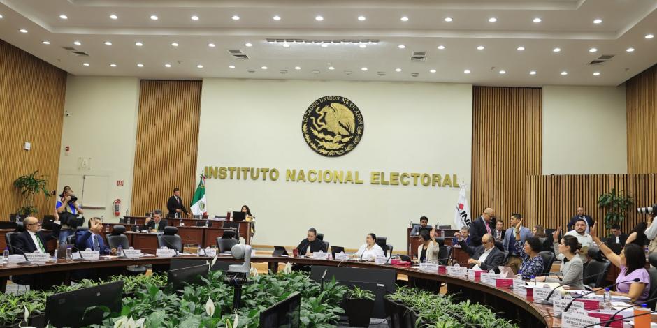 Integrantes del Consejo General del INE en sesión, en días pasados.