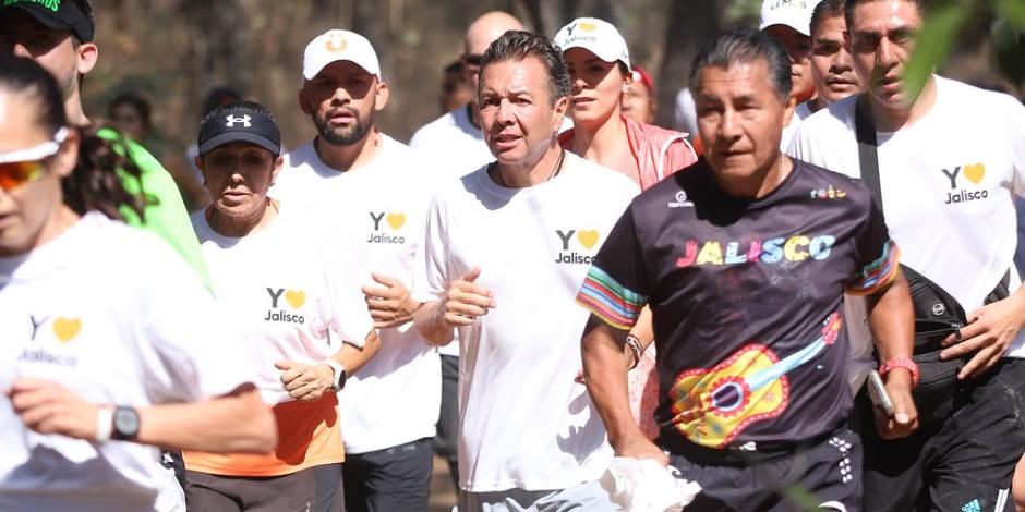 Pablo Lemus Navarro, candidato a la gubernatura de Jalisco, corre junto a corredores en el Bosque Los Colomos.