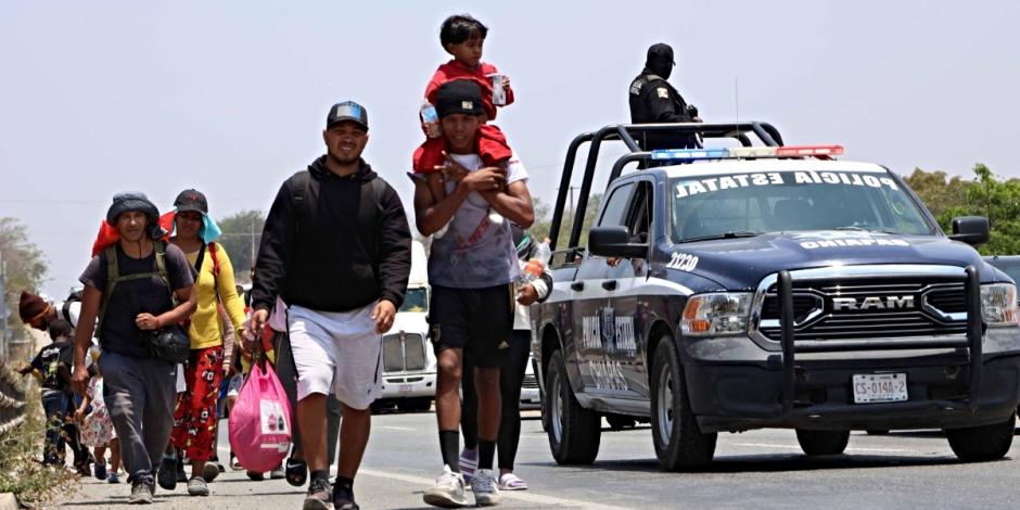 Sale caravana migrante de Tuxtla Gutiérrez, Chiapas, acompañado por la Guardia Nacional