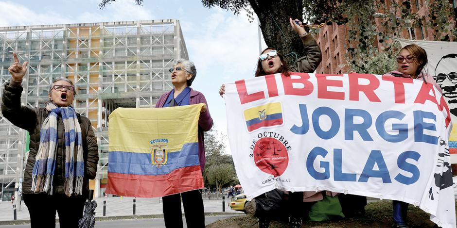 Manifestantes exigen la liberación del exvicepresidente de Ecuador, Jorge Glas, en Quito, ayer.
