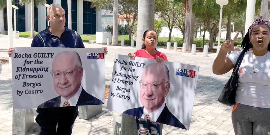 Exiliados cubanos en Miami protestaron ayer, frente a la Corte Federal, para pedir la pena máxima para Rocha.