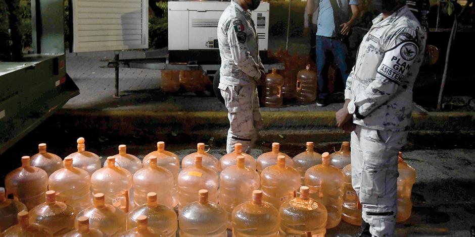 Personal de la Sedena, ayer, instaló plantas purificadoras para auxiliar al Gobierno capitalino en la distribución de agua potable gratuita en la alcaldía Benito Juárez.