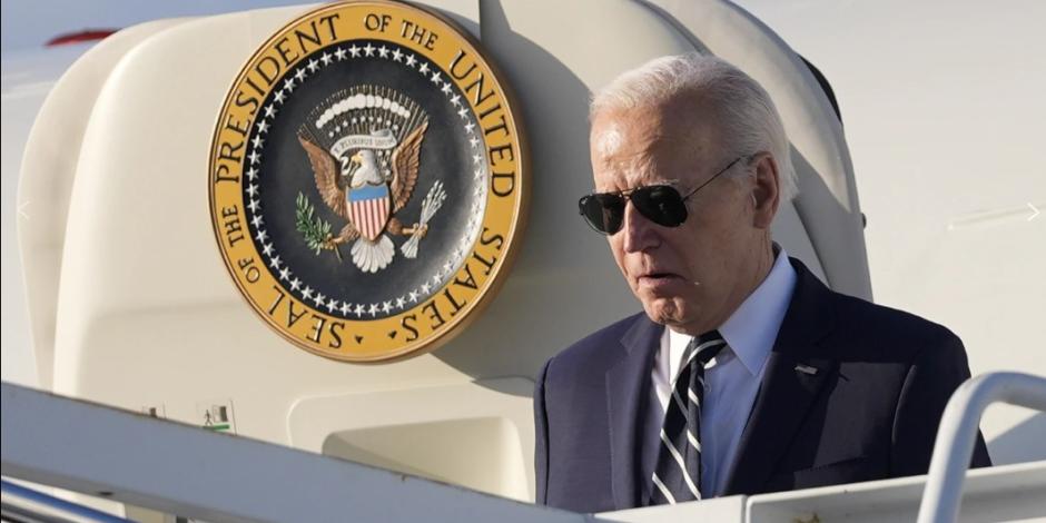 El presidente Joe Biden aborda el Air Force One en la Base de la Fuerza Aérea Andrews, Maryland, el viernes 12 de abril de 2024, camino a New Castle, Delaware.