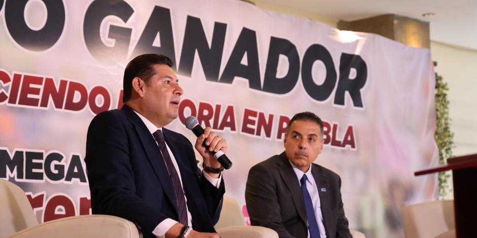 Alejandro Armenta y José Hernández Moreno discuten planes de desarrollo tecnológico en Puebla.