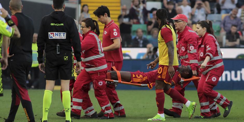 El defensor de la Roma Evan Ndicka es retirado del terreno de juego en camilla durante el partido de la Serie A de Italia ante Udinese
