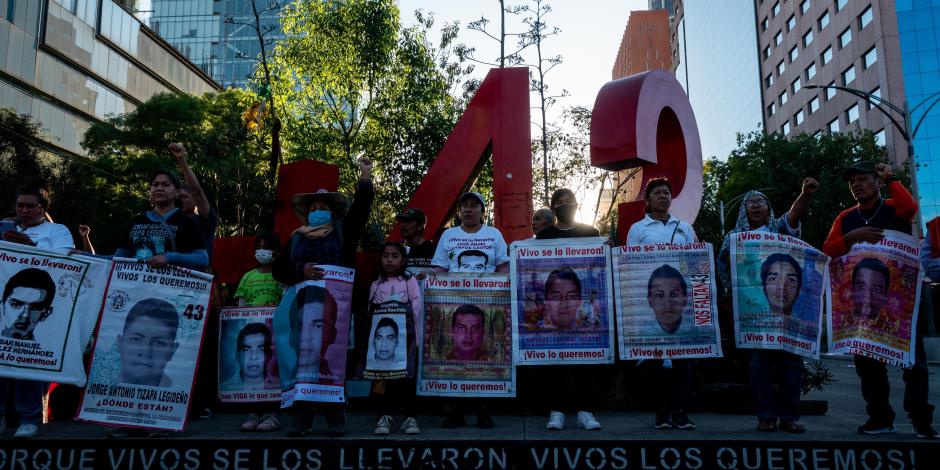 Madres y padres de los 43 normalistas desaparecidos de Ayotzinapa, durante una marcha, el pasado 26 de enero.