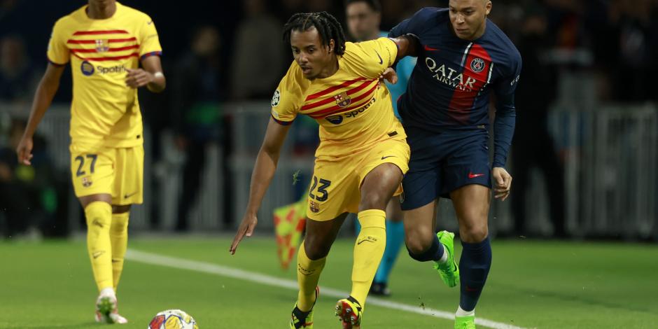 Jules Koundé protege el balón de la llegada de Kylian Mbappé.