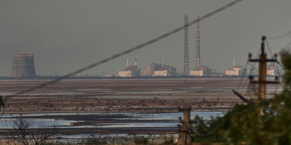 La nucleoeléctrica bajo control de Rusia en Zaporiyia, la más grande de Europa, puede apreciarse al fondo tras el rompimiento de un dique, el martes 27 de junio de 2023, en Energodar, Ucrania.