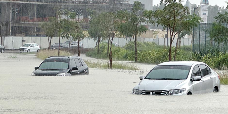 Vehículos varados en calles de Dubái exponen los estragos climáticos, ayer.