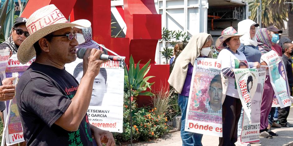 Padres de los 43 normalistas de Ayotzinapa se manifestaron en Paseo de la Reforma, el pasado 5 de marzo.