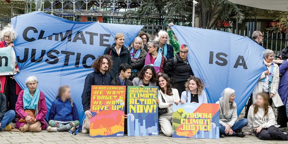 Jóvenes se unen a protesta de ancianas por daño climático, la semana pasada.