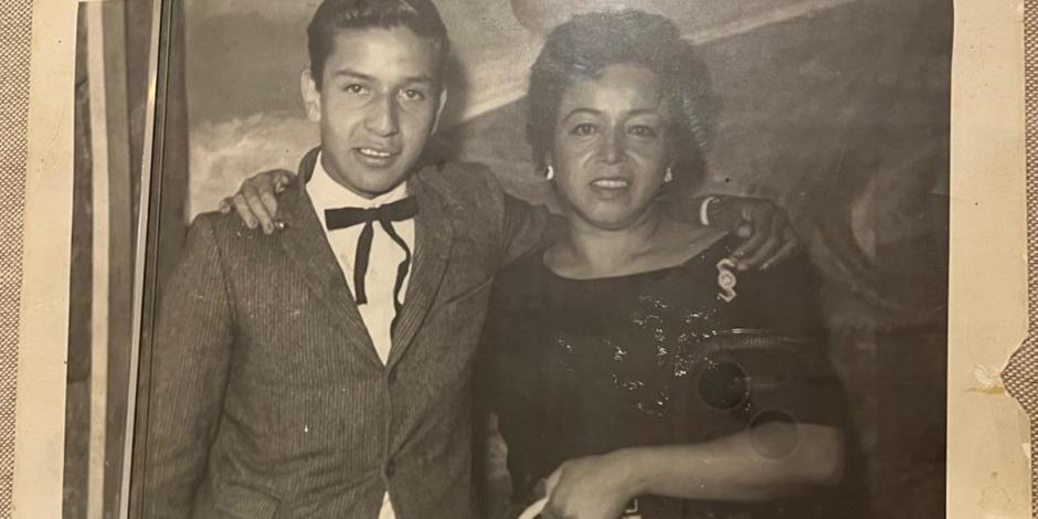 Una foto de José Agustín con su madre