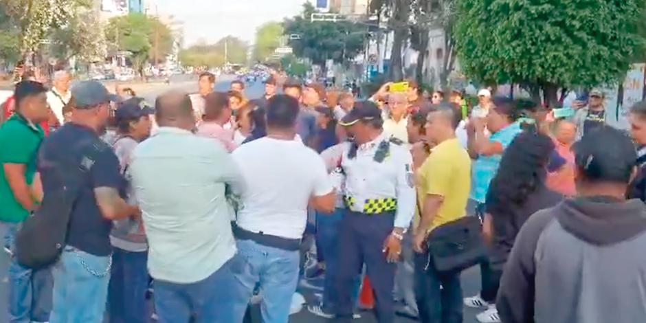 Agresión en contra de Estephany Santiago afuera de la sede nacional del PRD, el pasado miércoles.