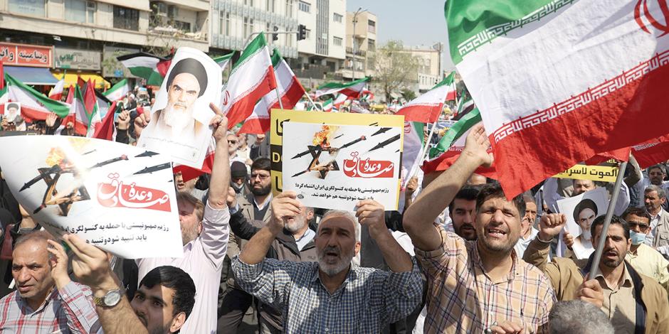 Iraníes protestan durante una manifestación antiisraelí en Teherán, ayer.