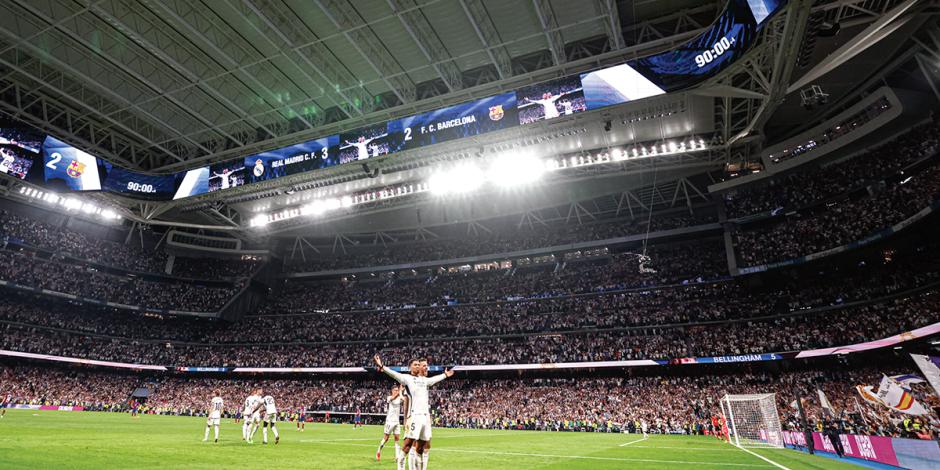 Jude Bellingham festeja su gol en el Bernabéu, ayer.