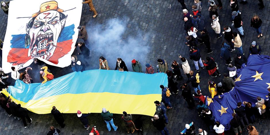 Con una bandera ucraniana protestan en Praga contra la guerra, ayer.